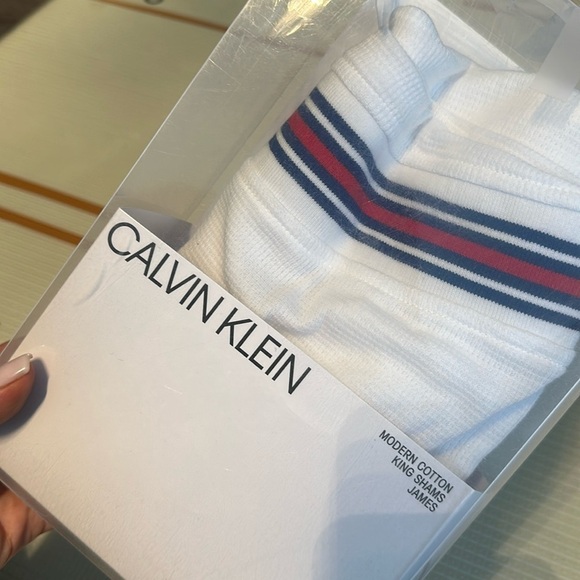 Calvin Klein
James King Sham - Picture 1 of 3